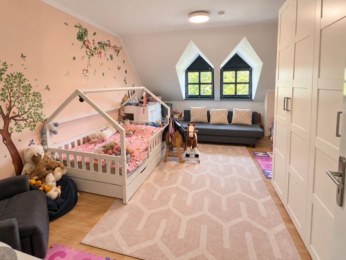 Remagen’in seçkin bir konumunda balkonlu ve çatı teraslı aydınlık maisonette daire – Kinderzimmer