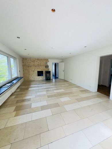 Mehrfamilienhaus in Bergisch Gladbach mit großem Grundstück &amp; Entwicklungspotenzial – Blick ins Wohn-/Esszimmer