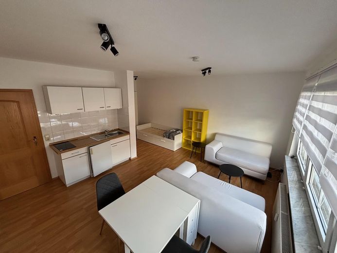 Apartamento amueblado de 1 habitación en Cospeda – Ubicación tranquila, buena conexión – Wohn- und Essbereich