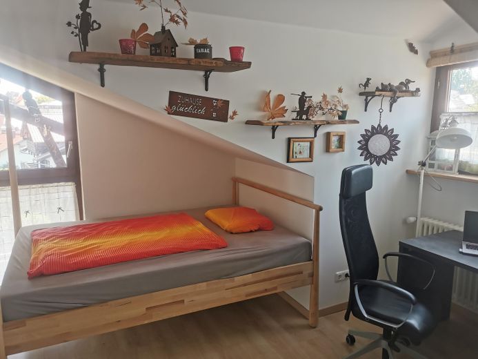 Zimmer in 2er WG - zentral - DG mit Seeblick (3 Zi Wohnung) – großes 1,40 m Birkenbett...