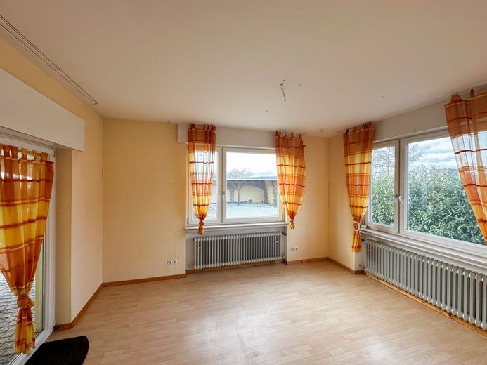 Panorama-Immobilie mit Weitblick: Einfamilienhaus in ruhigem Umfeld! Garten, Garage, Pool! – Büro