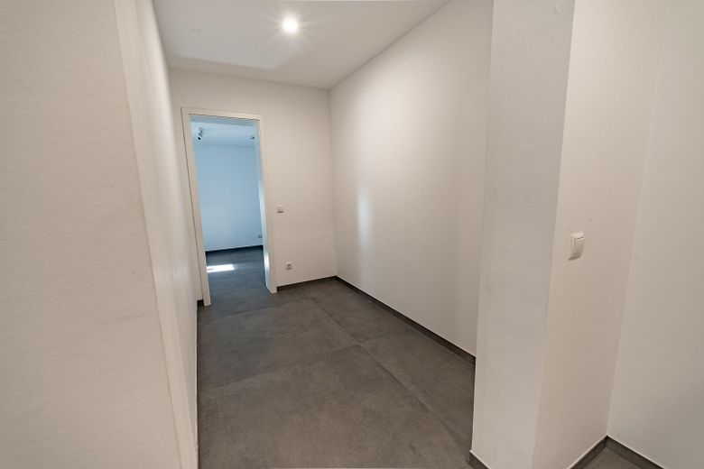 Attraktive Maisonettewohnung mit Haus-im-Haus-Charakter, Dachloggia, Garage – Flur UG