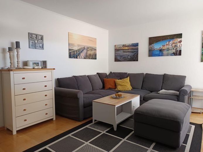 3-Zimmer-Wohnung mit Balkon, Carport & zusätzlichem Hobbyraum (mit eigenem Eingang) – Wohnzimmer