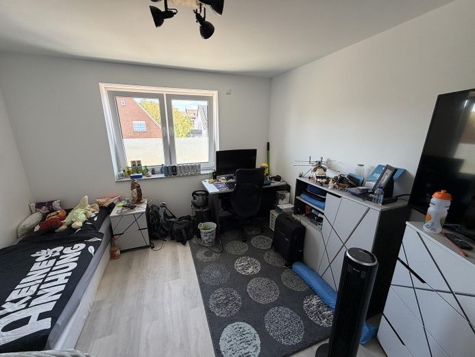 Premium 3-Zimmer-Maisonette-Wohnung mit offener Wohn-Ess-Küche, Dachterrasse & Fußbodenheizung – OG Gästezimmer/Kinderzimmer