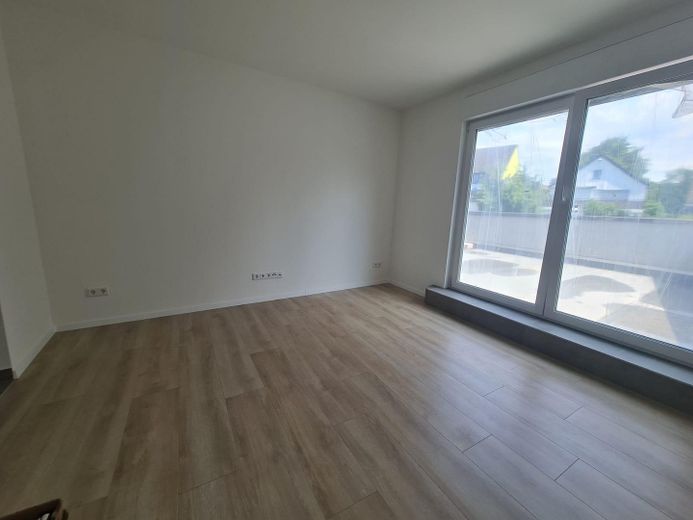 ERSTBEZUG NACH SANIERUNG – MODERNE 2-ZIMMER-WOHNUNG MIT GROSSER TERRASSE UND EINBAUKÜCHE – Wohnzimmer2