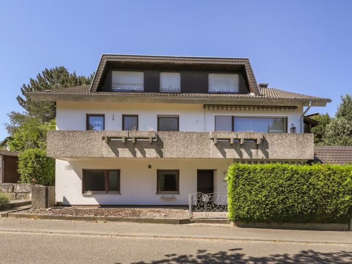 Zuhause mit vielen Möglichkeiten – Großzügiges Einfamilienhaus mit Einliegerwohnung, Garten und Dachterrasse in schöner Ortsrandlage – Foto 1