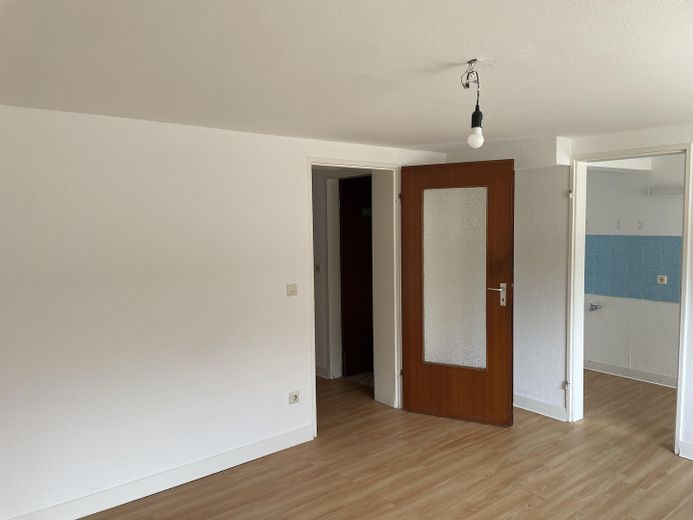 2-Zimmerwohnung im Souterrain sofort bezugsfertig – Zimmer 1