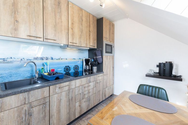 Herzensheim für große Träume - XXL-Haus mit Traumgarten &amp; Wintergarten – Einbauküche FeWo 1