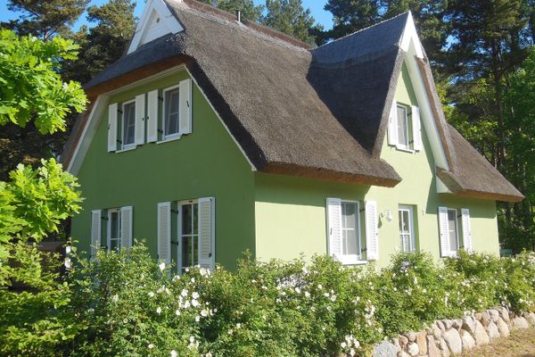 Traumhaftes reetgedecktes Ferienhaus mit einzigartiger Randlage an der Ostsee