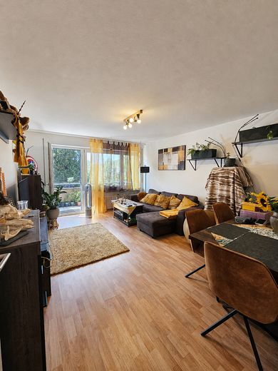 Provisionsfrei: Gepflegte 3-Zimmer-Wohnung mit Südwestbalkon – ab Dezember bezugsfrei – Wohnzimmer mit Balkonzugang