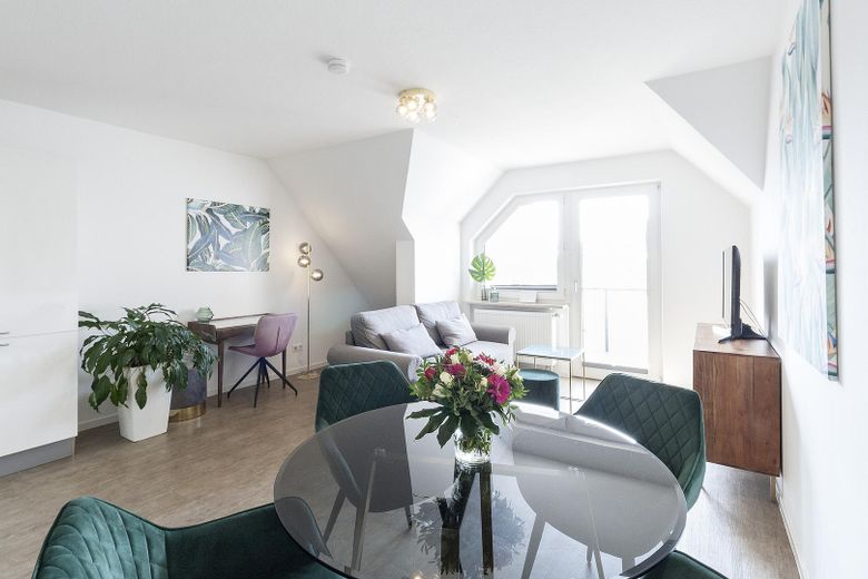 Hofgartennähe #5: Schöne 2 Zi Whg möbliert mit Balkon, EBK und Duschbad – Balkon mit Abendsonne