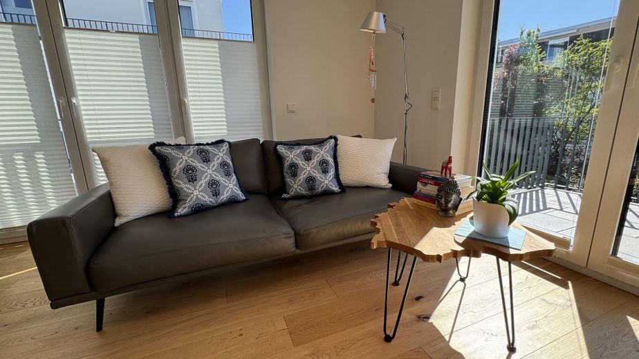 NEUWERTIGE VILLENWOHNUNG | SÜD/WEST | 2 BALKONE | GRÜNBLICK | EBK + MAẞ-EINBAUTEN + SMART HOME – Wohnzimmer
