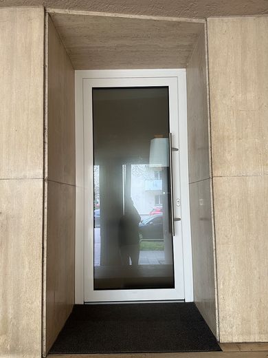 Bezugsfreie 2-Zimmer-Wohnung mit renoviertem Balkon & Fenster in Berg am Laim – provisionsfrei – Hauseingang