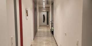 Moderne Luxusvilla: 432 m² Wohnfläche, PV-Anlage, Wärmepumpe & Sauna – Eingangsbereich vom Flur