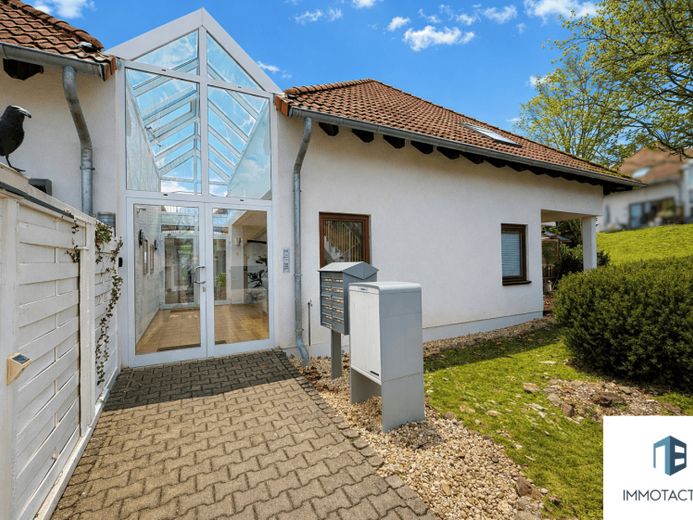2,5-Zimmer-Erdgeschosswohnung mit überdachter Terrasse, Stellplatz und Kellerfläche in Stromberg – Foto 1
