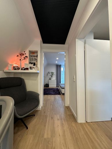 Provisionsfrei - Bezugsfertiges Einfamilienhaus mit großem Garten und Erweiterungspotenzial – Flur OG & Speicheraufgang 