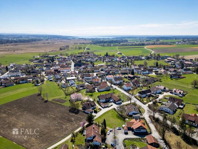 Exklusive Landhaus-Idylle mit unverbaubarem Blick ins Ampermoos – Gebäude mit Kottgeisering Blick Ammersee