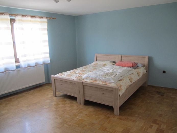 Sonniges Haus, 3 kpl. Wohnungen, Alleinlage, unverbaubarer Fernblick, Urlaubsregion Sonnenwald – Schlafzimmer + Doppelbett neu