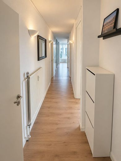 Posizione privilegiata sul lago! Appartamento condiviso premium arredato, appena ristrutturato, con terrazza sul tetto e vista sul lago – Flur