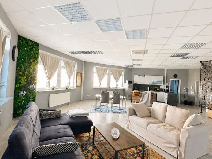 120m² Wohnfläche im 2.OG mit einem sanierten Bad und zwei Stellplätzen. – Foto 1