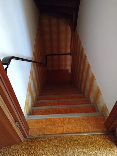 Vielseitig nutzbares Zweifamilienhaus mit unverbaubarer Aussicht – Treppenaufgang zwischen UG/OG