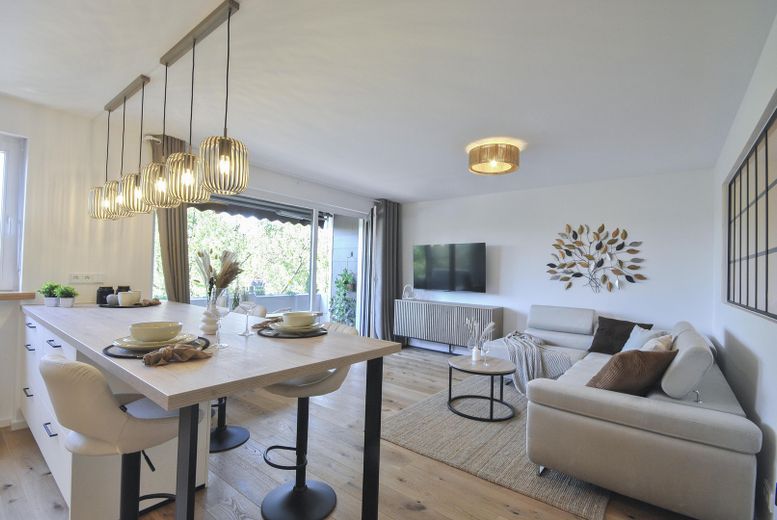 TOP RENOVIERTE UND KOMPLETT EINGERICHTETE 2,5-ZIMMER WOHNUNG IN SCHWABING WEST - PROVISIONSFREI – Wohnraum mit Blick z. Balkon