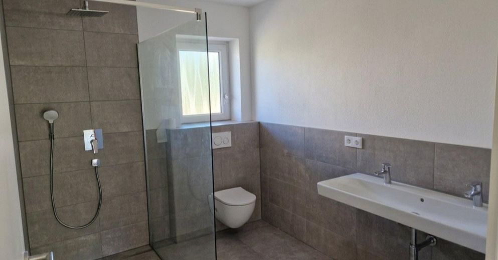 NEU - Saniertes Einfamilienhaus mit sehr viel Platz, Südgarten – Tageslichtbad