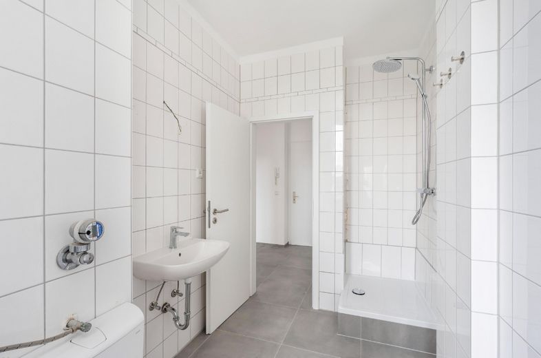 Leben in einer renovierten 3-Zimmer Wohnung mit Balkon – Badezimmer