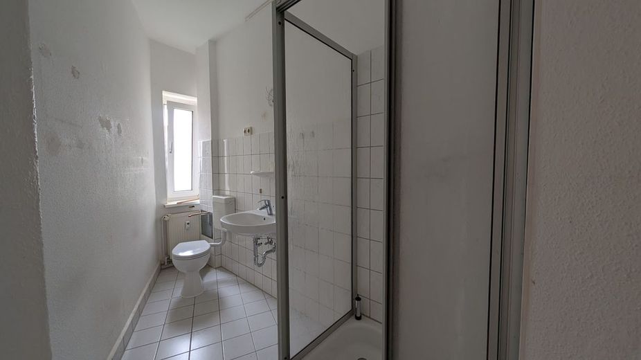 EUTRITZSCH + 2 RAUM + 2. OBERGESCHOSS + AB JULI – Badezimmer