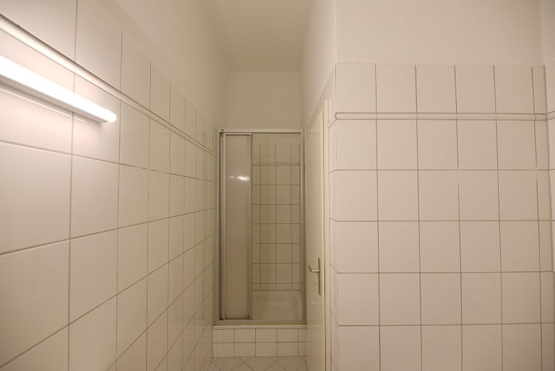 Johannstadt, Nähe Medak, Schöne 4-Raum-Wohnung mit Dielenfußboden und Balkon – Bad