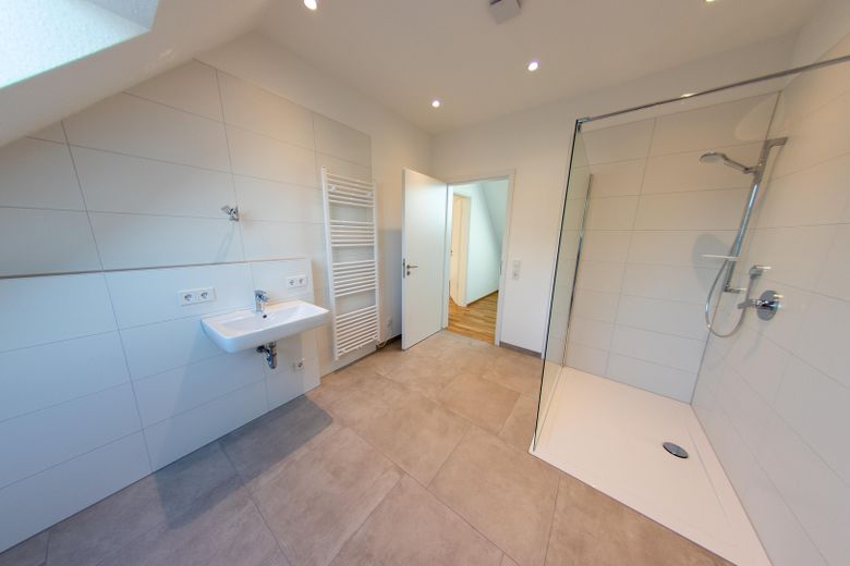 Moderne Neubau-Maisonettewohnung mit hochwertiger Ausstattung, Balkon und EBK – Badezimmer