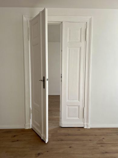 3-Zimmer-Whg, frisch modernisiert, Dusch-Wannenbad, Gäste WC, große Küche – Flügeltür