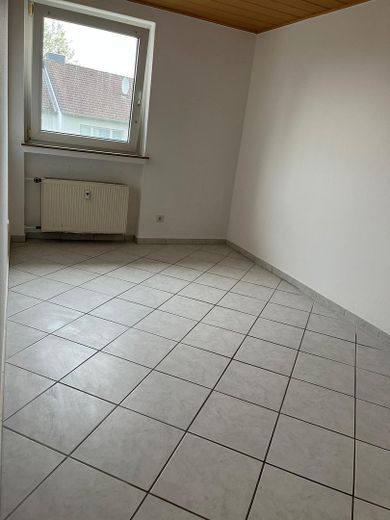 Libero e appena ristrutturato, 3 locali con balcone esposto a sud, posto auto e cantina a Bünde – Kind/Büro