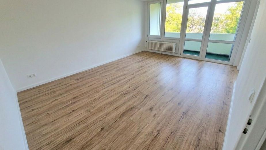 कमीशन-मुक्त! 3,5 कमरों का अपार्टमेंट 78m² – KI: Neuer Laminat Wohnzimmer