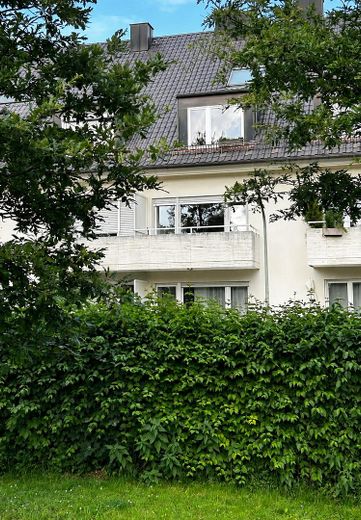 Luminoso appartamento di 1 locale a Monaco-Sendling, 1° piano, balcone esposto a ovest, affittato, da privato – Blick auf Balkon