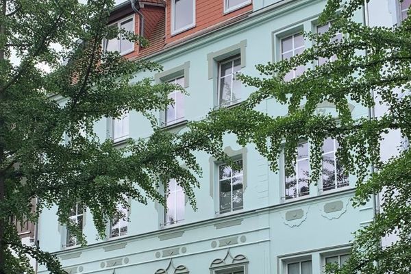 Здається в оренду світла 3-кімнатна мансардна квартира в тихому центральному районі міста!