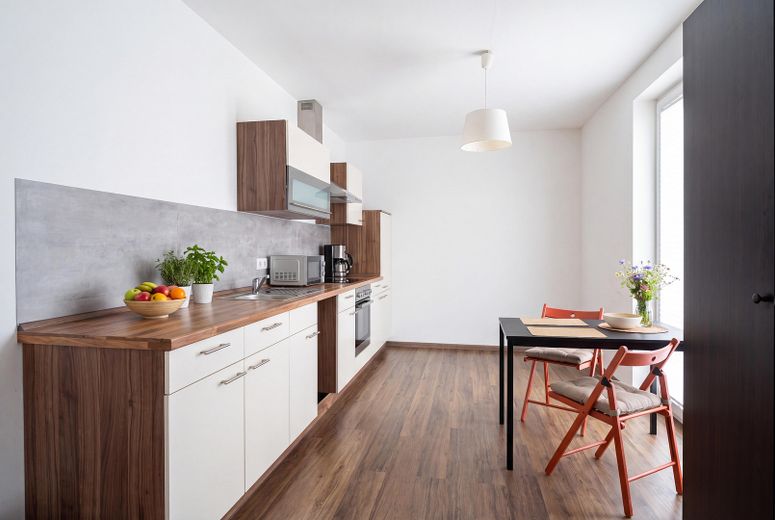 Helle 3-Zimmer-Erdgeschosswohnung mit Terrasse und EBK - ca. 110 m², neuwertig – Foto 2