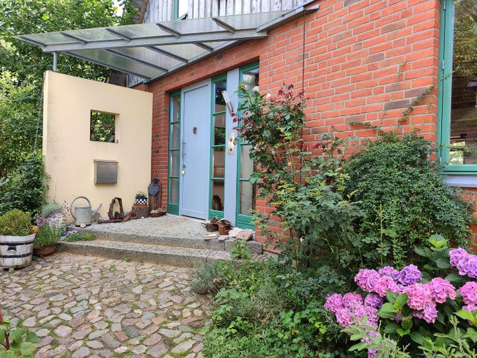 Ökologisch nachhaltiges Niedrigenergiehaus - gesund wohnen mit Lehm – Hauseingang