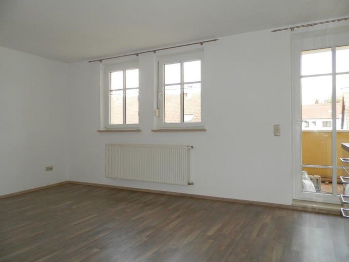 Ekskluzywna nieruchomość nad rzeką Neufnach – przestronne mieszkanie na działce o powierzchni ok. 1700 m² – Wohnraum mit Küche Whg 1. OG