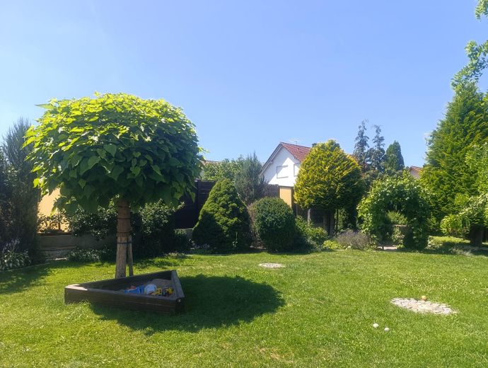 Zweifamilienhaus mit 302 m² Wohnfläche in Wildenberg – Garten