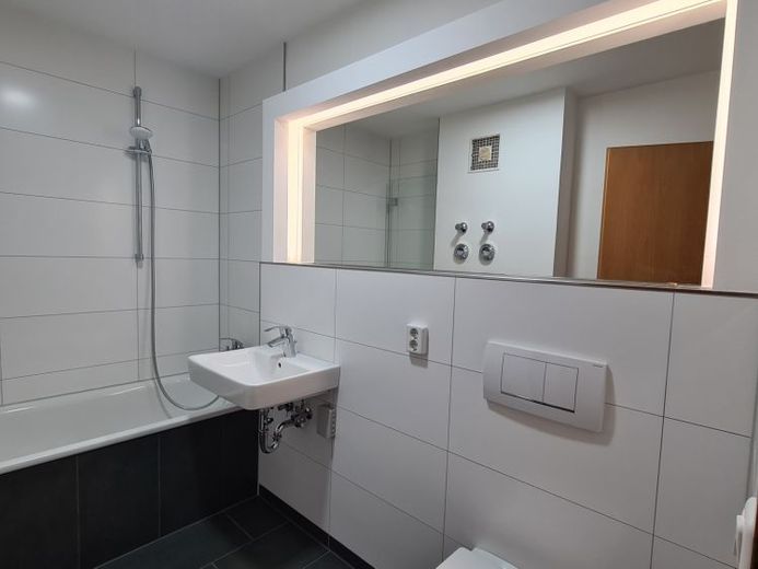 2 appartamenti singoli in 1 condominio residenziale, con cucina componibile, garage sotterraneo, in parte ristrutturati di recente, Lipsia OVEST per investitori – Foto 1