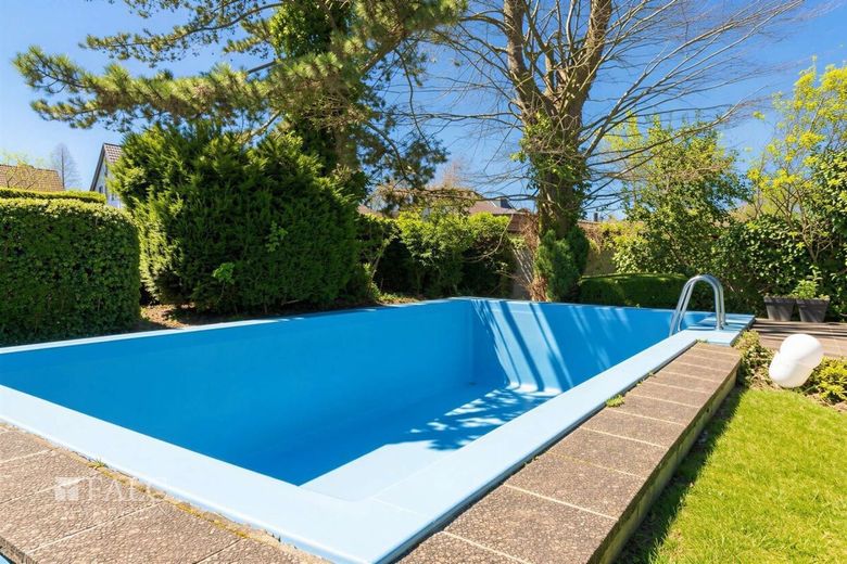 Bungalow auf 1289 m² Grundstück mit Pool – Pool