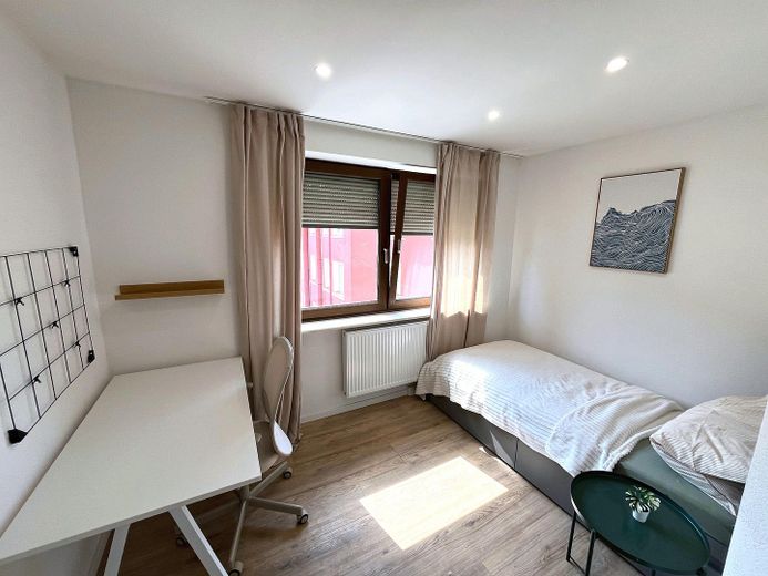 Provisionsfrei: Möblierte 2er WG-Wohnung in Nürnberg | 6,2 % Rendite | Erstbezug – Schlafen 2