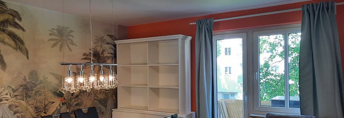 Möblierte Wohlfühloase in Augsburg-Göggingen – Perfekt als Ferienwohnung – Das Wohnzimmer / Esszimmer