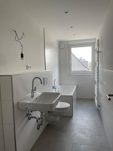 Im Herzen von Büderich - in 2024 kernsanierte wunderschöne 2-Zimmerwohnung mit Balkon – Bad -Archivbild -