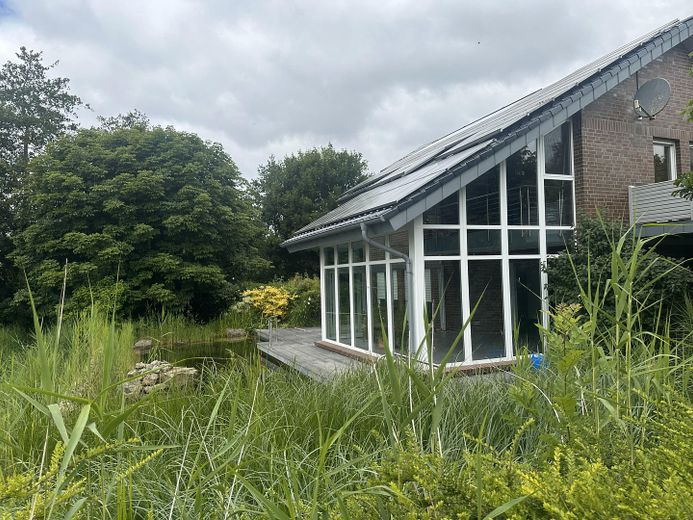 Großzügiges Architektenhaus (317m2) mit Schwimmteich, Feldrandlage u. Wellnessbereich – Ostblick