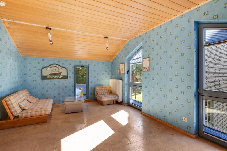 Zedernholzhaus mit Sauna, Werkstatt und Garten: viel Platz zum Wohnen, Arbeiten und Entspannen – Schlafzimmer