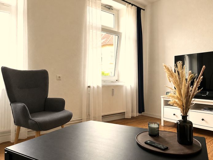 HAVRO HOMES I Sahile yakın yaşayın I Kiel’de dönemsel kiralık şık tarihi bina dairesi – Wohnzimmer