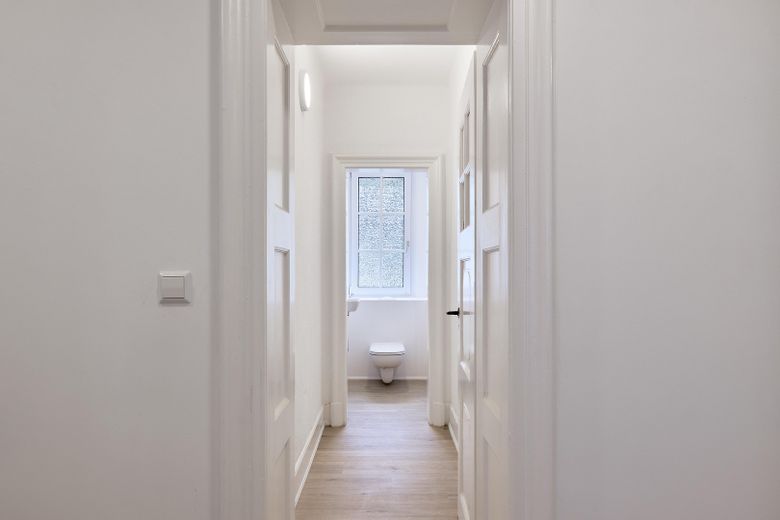 Blick vom Flur ins Gäste-WC