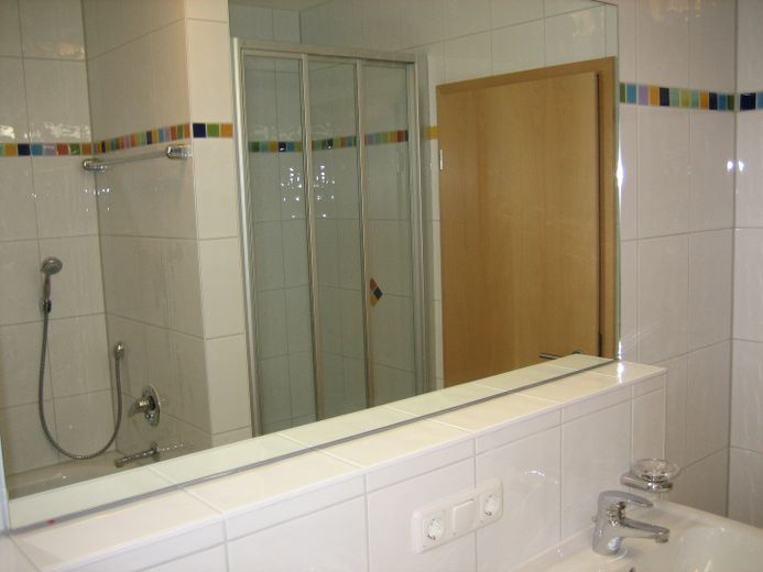 **Wohnen EXCLUSIV** 28 Min nach München - NEUWERTIGER BAU, tolle "Architekten Haus"- Konzeption – Bad | Dusche, Wanne etc. 